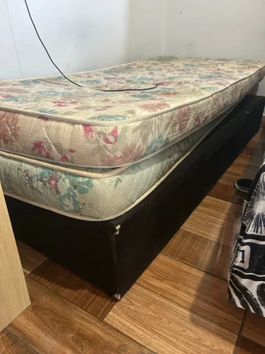 Vendo a cama com os dois colchões