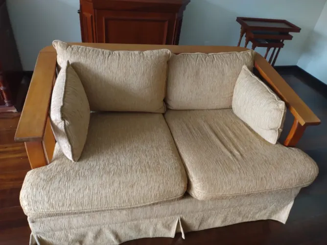 Sofá 2 lugares, com almofadas removíveis 1,43x 0,90x 0,73m