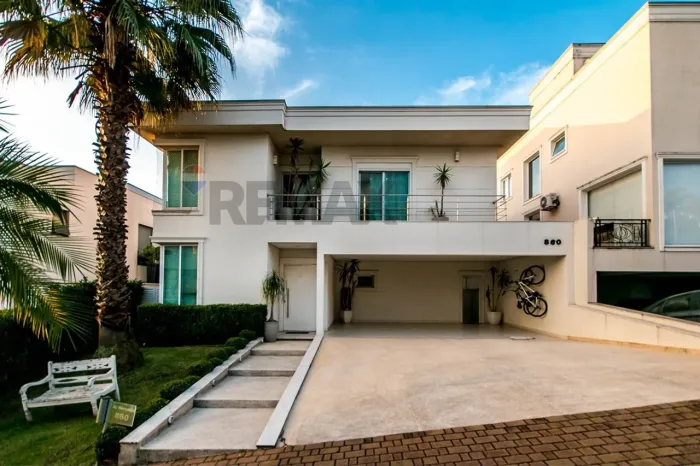 "Luxuosa Casa à Venda em Alphaville: Espaço e Conforto"