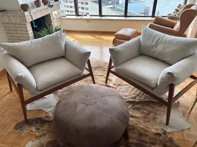 Vendo conjunto elegante para sala, composto por 2 poltronas em madeira maciça e 1 puff