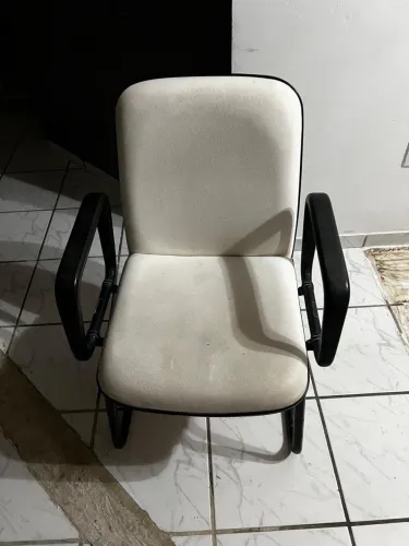 Cadeira mão e pés fixos