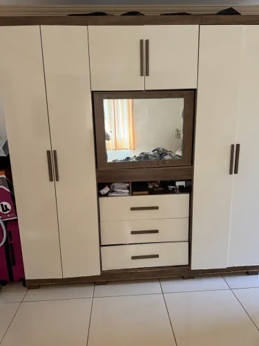 Guarda roupa casal com espelho e painel de tv 32 embutido aceito cartão
