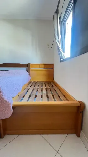 Cama de Solteiro de Madeira