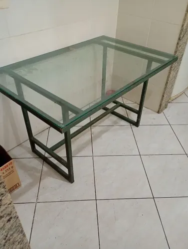 Mesa industrial vintage com tampo de vidro 82cmx130 cm77cm de altura R150,00