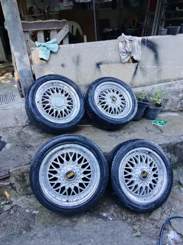 Roda 17 bbs multi furos, com pneus bons