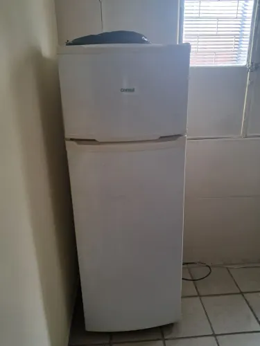 Geladeira gelando 100%, sem prateleiras.