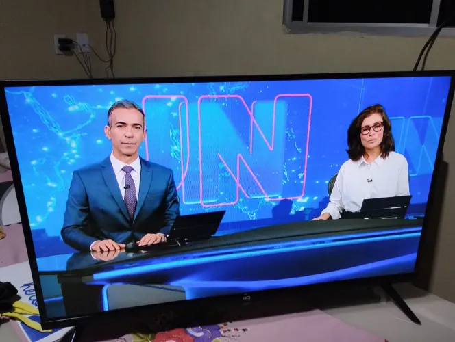 TV HQ smart TV muito nova funcionando tudo em perfeito estado de conversação