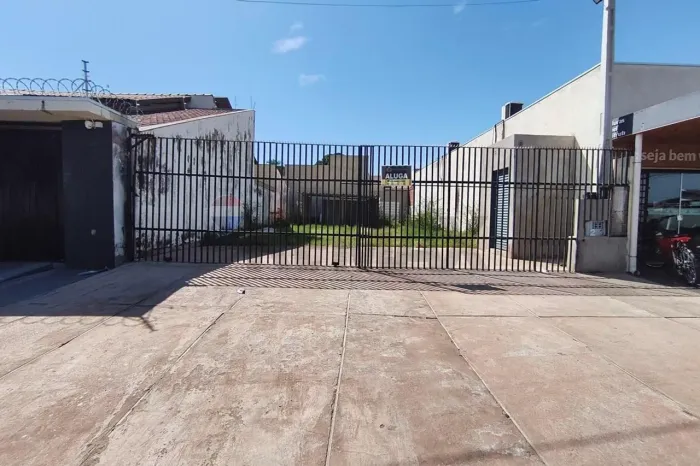 TERRENO COMERCIAL COM 200M², ENERGIA, ÁGUA E BANHEIRO EM LOCALIZAÇÃO ESTRATÉGICA EM TRÊS L