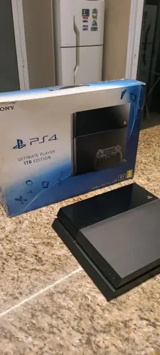 Vendo Play Station 4 1 TB (CUH-116B) destravado e pronto para jogar!!