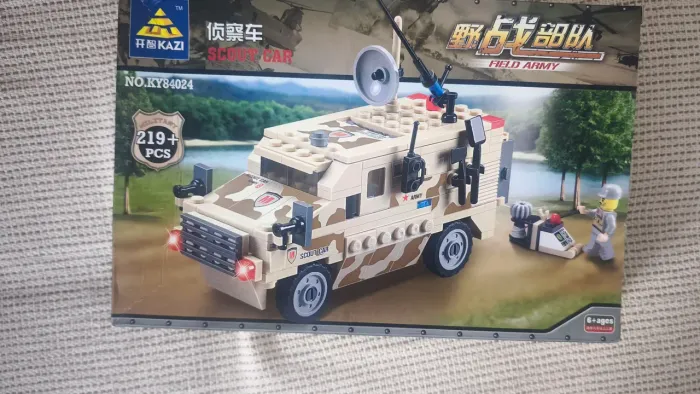 Brinquedo de montar carro militar