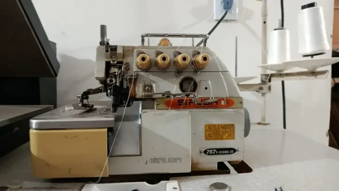 Máquina para costura overlock
