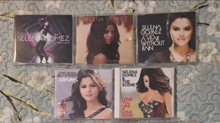 Combo de CDs Singles Selena Gomez