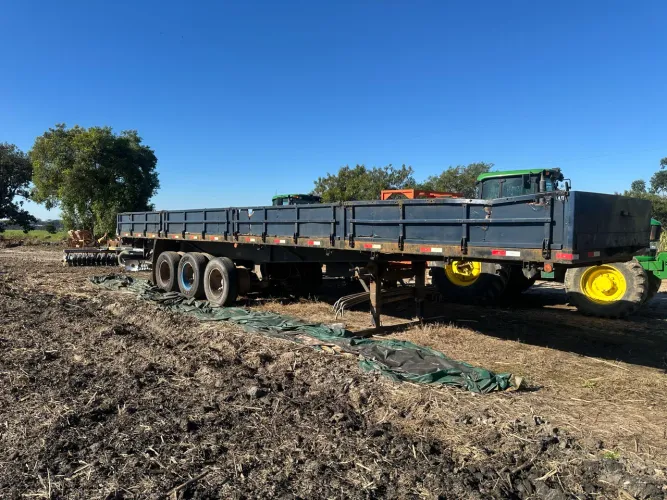 Carreta grade baixa randon com pneus