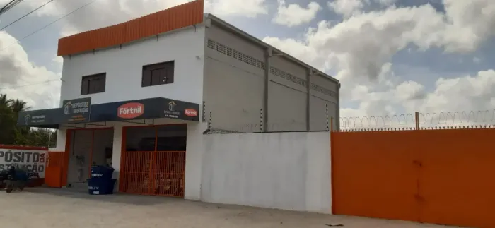 Excelente prédio montado de material de construção com 2.420 metros quadrados de terreno