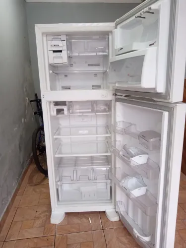 Vende se geladeira voltagem 220 em perfeito estado