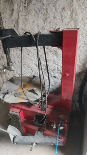 Máquina desmontadora de pneus