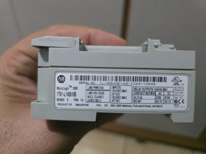 CLP Allen Bradley Micrologix 1000 com cabo comunicação