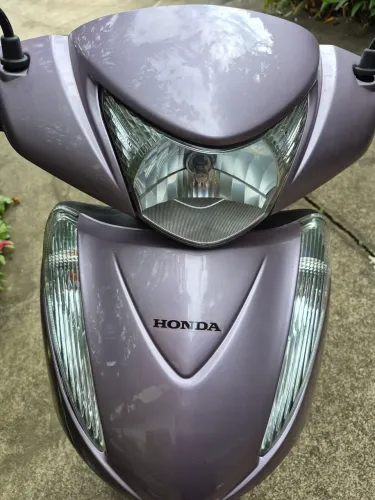 Vendo moto Honda Biz, lilás com baixa quilometragem.
