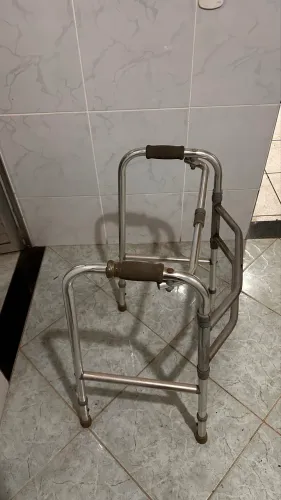 Vendo andador de alumínio