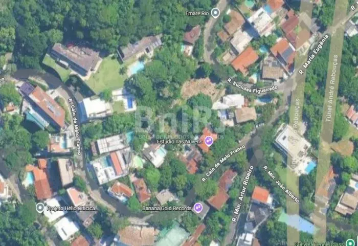 Amplo terreno no Jardim Botânico - último lote