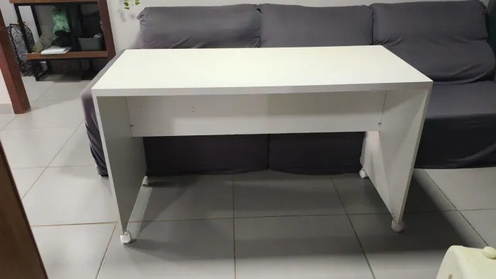 Mesa branca com rodinhas