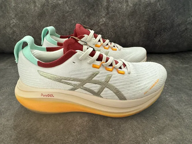 Tênis Asics Gel Nimbus 27 - tamanho 41