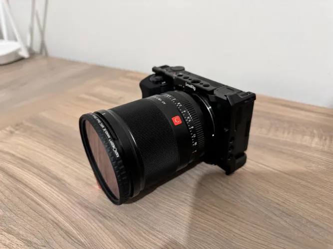 Sony ZV-E10 + Lente Viltrox 13mm + Kit Completo de Vídeo
