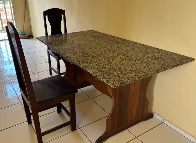 Mesa de mármore + suporte de madeira grátis: 02 cadeiras