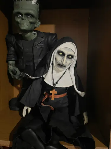 Boneca The Nun (A Freira) Mezco MDS Roto Plush