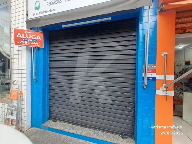 Salão comercial com 1 banheiro e porta de aço