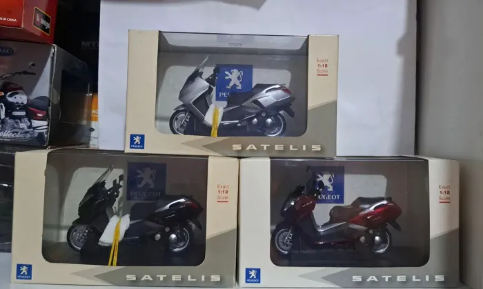 Miniatura Peugeot Satelis 125 - Universal Hobbies 1:18