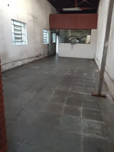 Ótimo ponto comercial, Galpão Localizado no Centro de Jacareí, ao lado da Prefeitura.