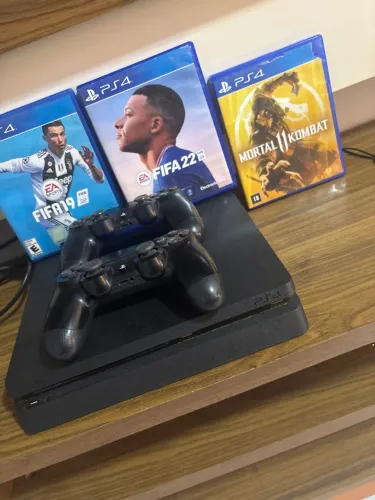 Ps4 com 2 controles e vários jogos
