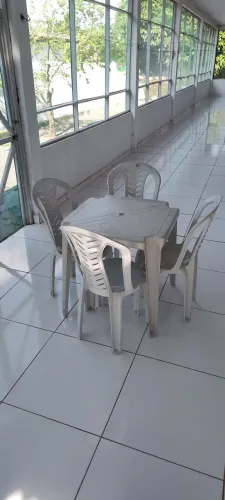 Conjunto 1 mesa e 4 cadeiras de plástico