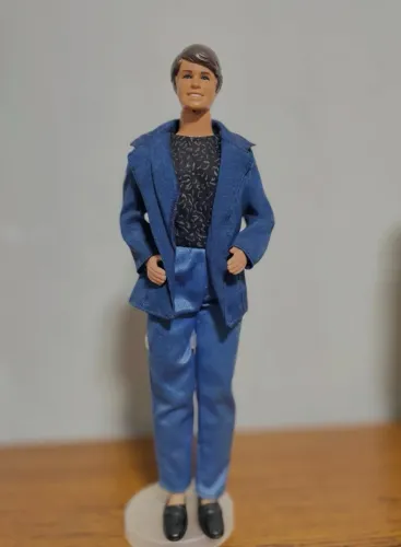 Ken anos 80, terno azul.