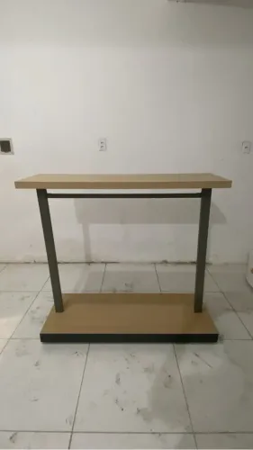 Expositor com arara para centro de loja