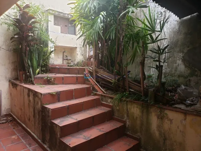 Casa à venda na Vila Brasilina com amplo terreno para reforma ou construção.