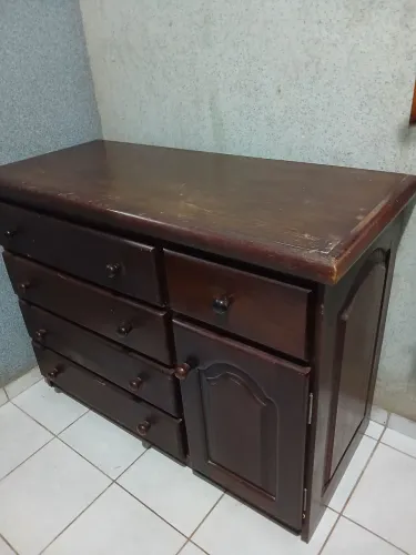 Cômoda de madeira. 4 gavetas grandes e uma sapateirinha do lado , tudo em madeira .