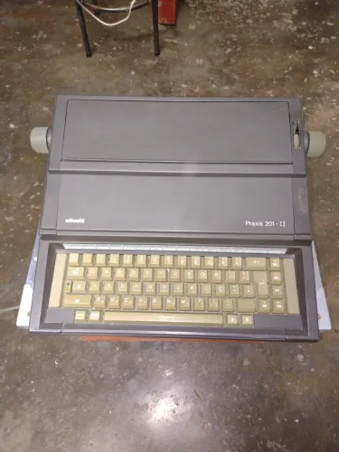 Máquina de escrever Olivetti