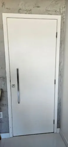 Porta madeira semi oca com puxador e fechadura