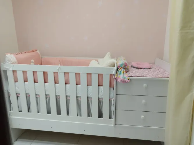 Berço semi novo com trocador e gavetas e vira cama se solteiro