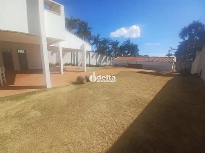 Casa comercial disponível para locação no bairro Morada da Colina em Uberlândia-MG