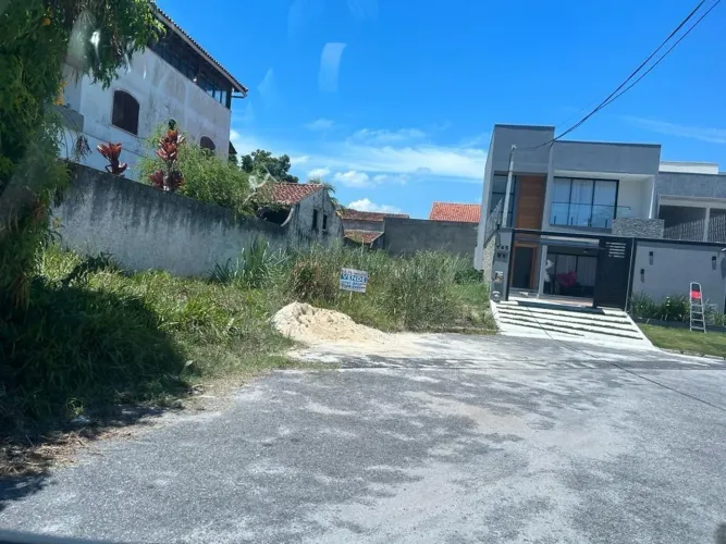 Terreno em Camboinhas com 180m2 , com 7, 50 de frente , em ótima localização próximo do ma