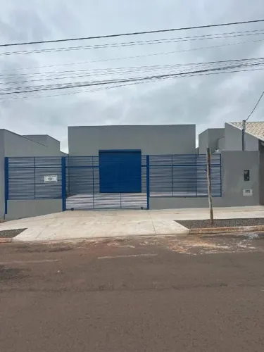 Galpão comercial finalizando construção.