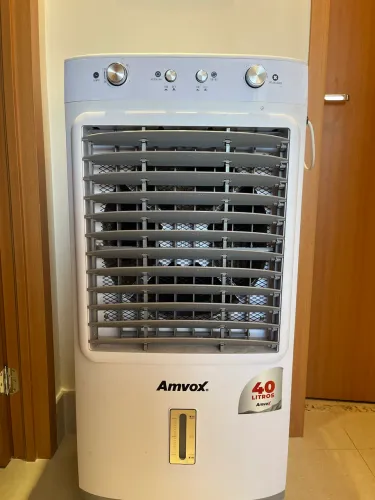 Climatizador e Umidificador Amvox 40 litros pouco tempo de uso.