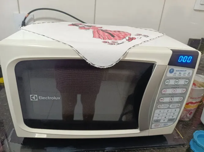 Vende-se um microondas está semi-novo funciona tudo perfeitamente por 280