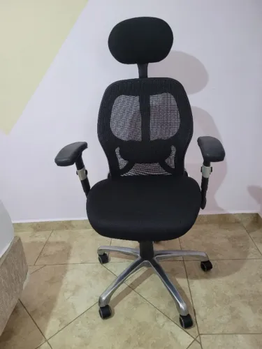 Cadeira robusta ergonômica. Conforto, ergonomia e descanso em um item. Usada, ótimo estado