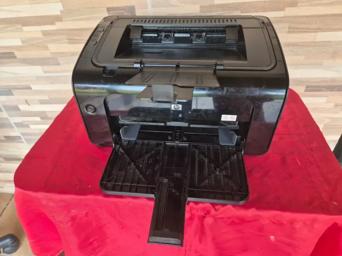 Impressora HP Laserjet Pro P1102w com wifi preta 110v já vai com cartucho