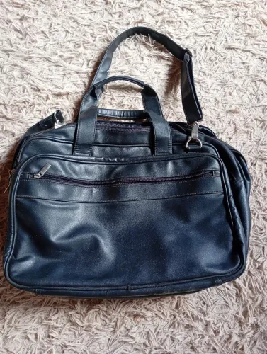 Vendo bolsa masculina pode ser usada de lado quando na mão com divisórias pra documentos