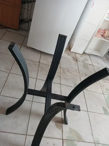 Pe de mesa de ferro